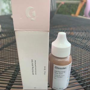 Glossier Perfecting Skin Tint G3